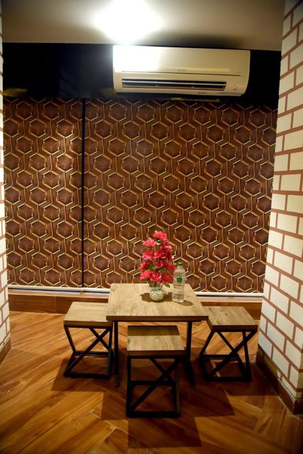 Charyana Hotel Ac Dormitory Ahmedabad Exterior foto